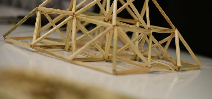 "Golden Straw: From Advent Traditions to the Beauty of Christmas Decorations"